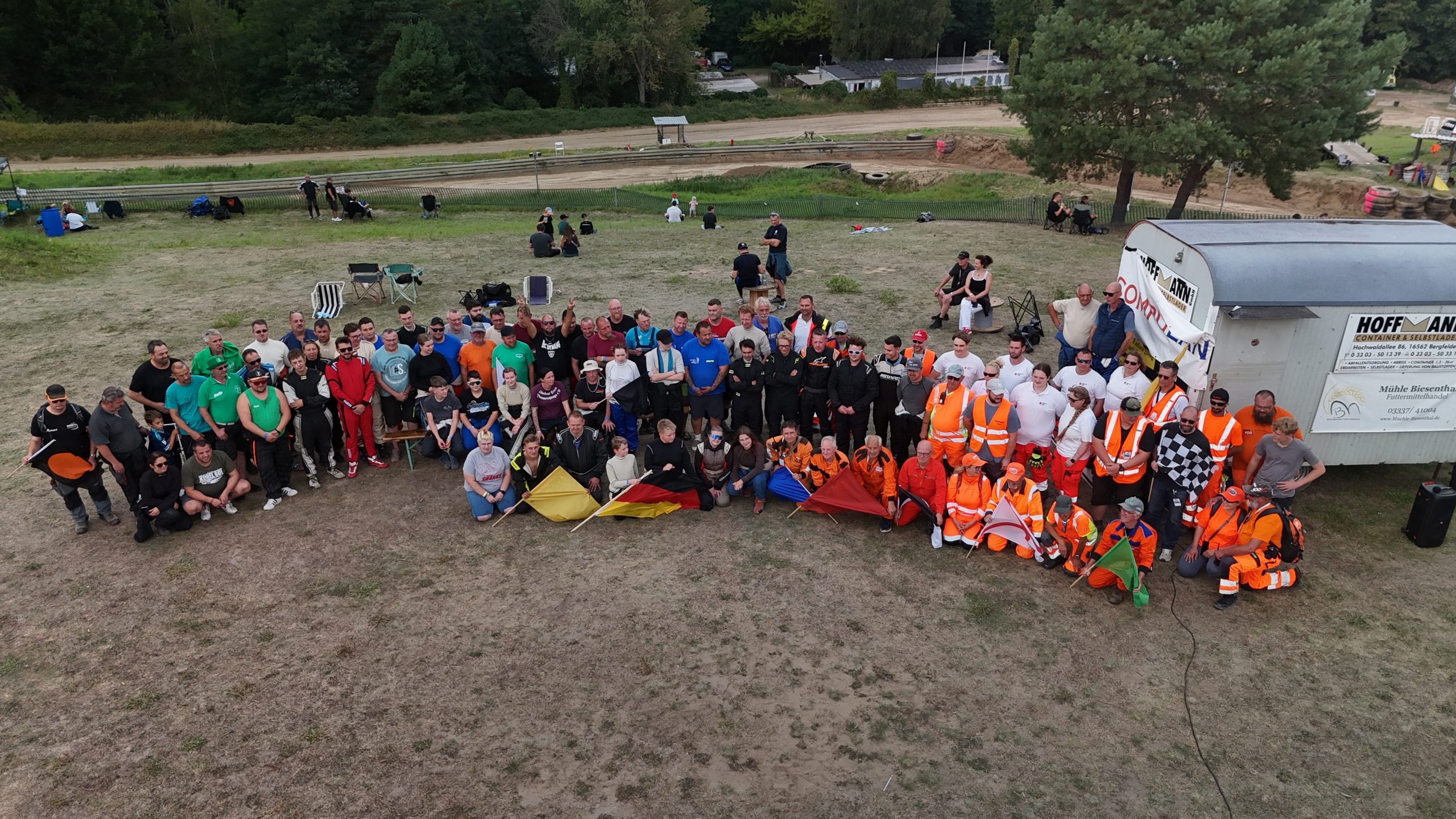 Gemeinschaft beim 1. Lauf Biesenthal 2026 – Fahrer, Streckenposten und Team