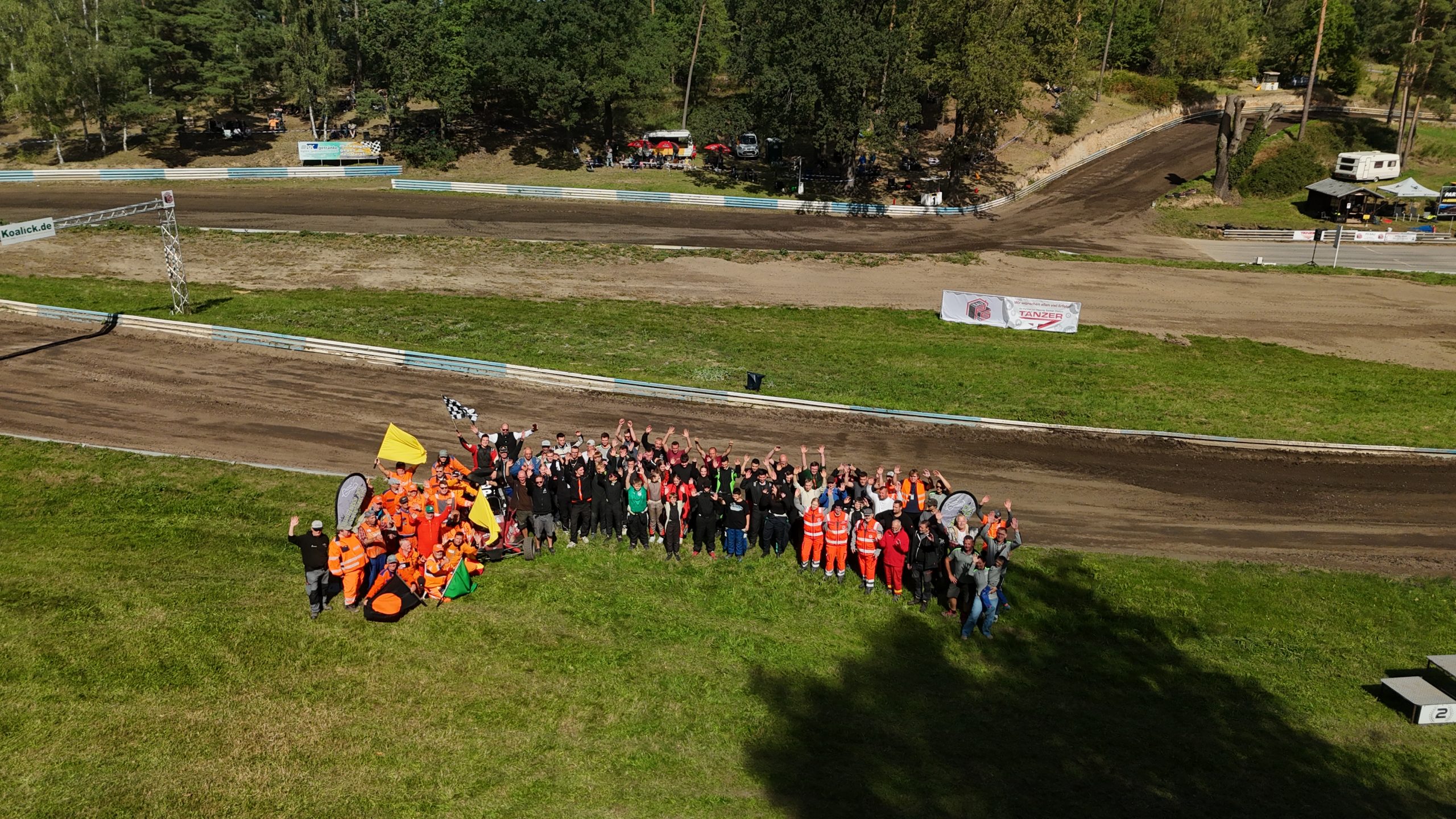 Gemeinschaft beim 2. Lauf Ortrand 2026 – Fahrer, Streckenposten und Team